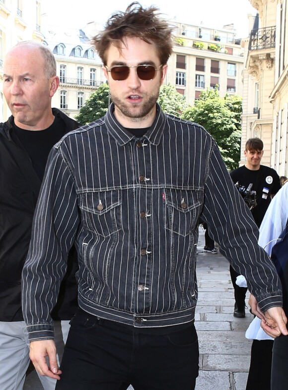 Robert Pattinson se rend au défilé Dior à Paris à l'occasion de la Fashion Week Printemps été 2019 le 22 juin 2018