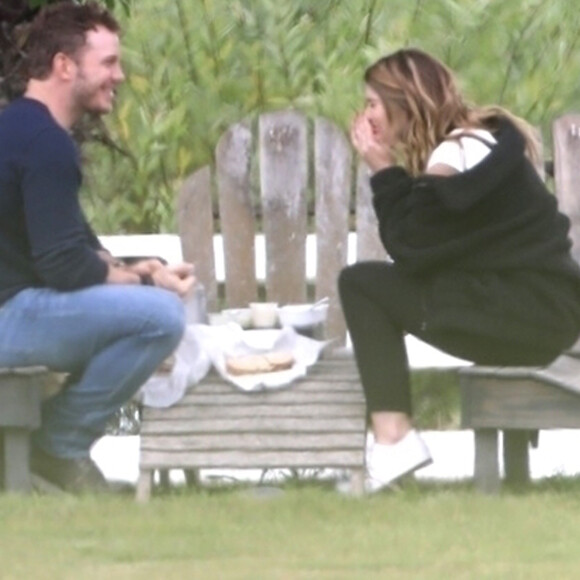 Exclusif - Chris Pratt et Katherine Schwarzenegger font un pique-nique à Santa Barbara, le 17 juin 2018.