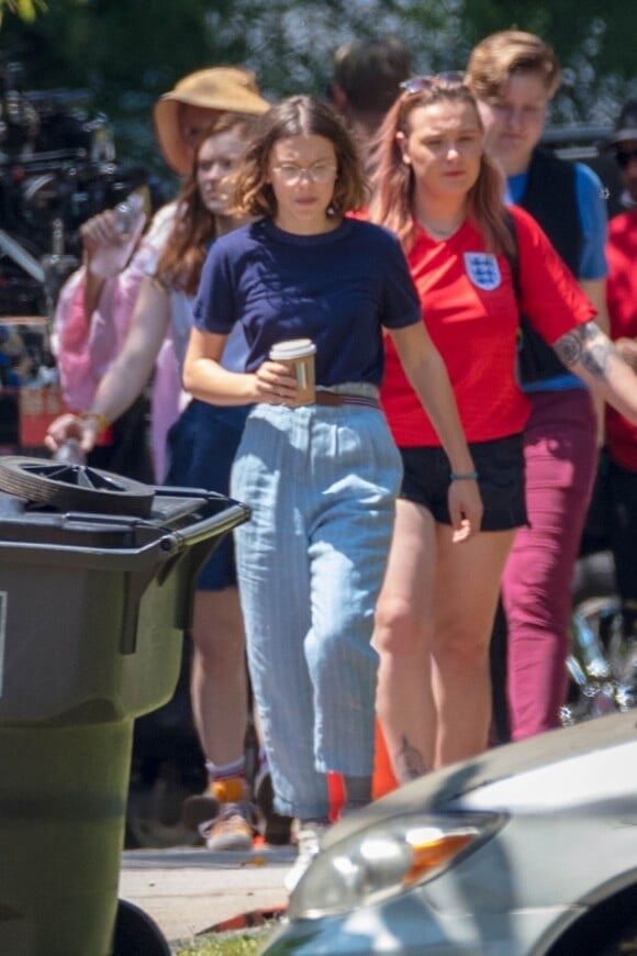 Exclusif - Millie Bobby Brown et Sadie Sink sur le tournage de la série Netflix "Stranger Things - Saison 3" à Atlanta, le 11 juillet 2018.