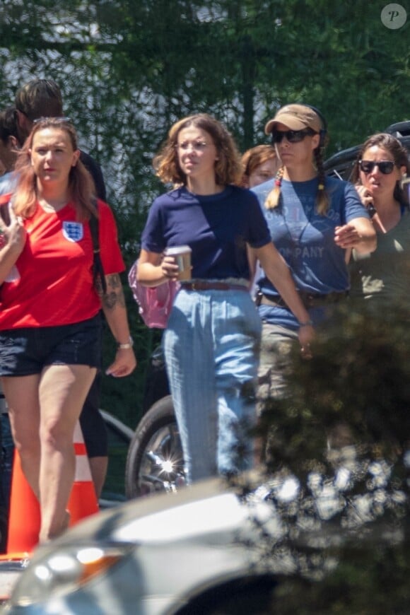 Exclusif - Millie Bobby Brown et Sadie Sink sur le tournage de la série Netflix "Stranger Things - Saison 3" à Atlanta, le 11 juillet 2018.