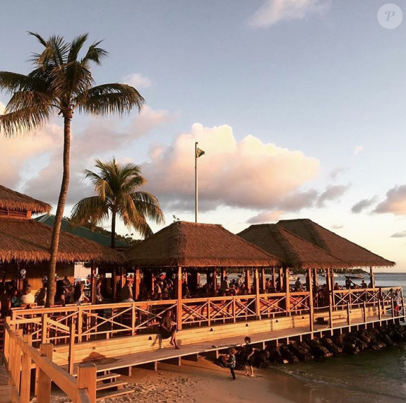 Le Basil's Bar sur l'île Moustique au coucher du soleil, le 30 juillet 2018. Photo Instagram.