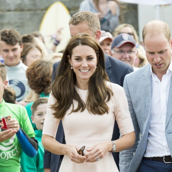 Le prince William et la duchesse Catherine de Cambridge (Kate Middleton) le 1er septembre 2016 sur la plage à Tawan Beach à Newquay en Cornouailles.