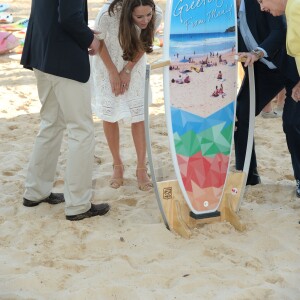 Le prince William et la duchesse Catherine de Cambridge (Kate Middleton) le 18 avril 2014 sur la plage à Manly Beach, Sydney, en Australie.