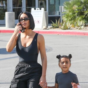 Exclusif - Kim Kardashian et sa fille North West sont allées faire du shopping avec des amies à Neiman Marcus à Canoga Park à Los Angeles, le 31 juillet 2018