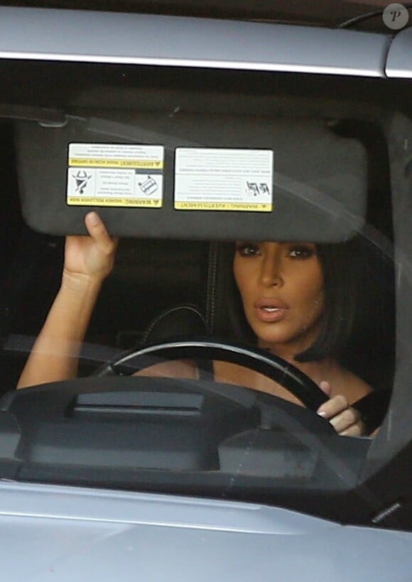 Kim Kardashian sort d'un studio d’enregistrement au volant de sa voiture à Studio City, le 30 juillet 2018