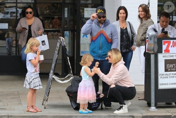 Jack Osbourne retrouve son ex épouse Lisa Stelly pour passer la journée avec leurs enfants Pearl, Andy Rose et Minnie Theodora à Studio City. Le 21 mai 2018