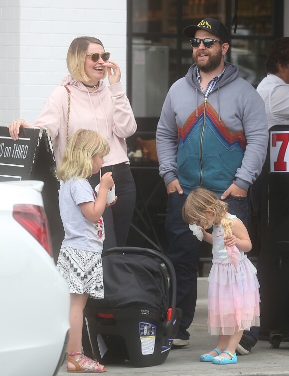 Jack Osbourne retrouve son ex épouse Lisa Stelly pour passer la journée avec leurs enfants Pearl, Andy Rose et Minnie Theodora à Studio City. Le 21 mai 2018
