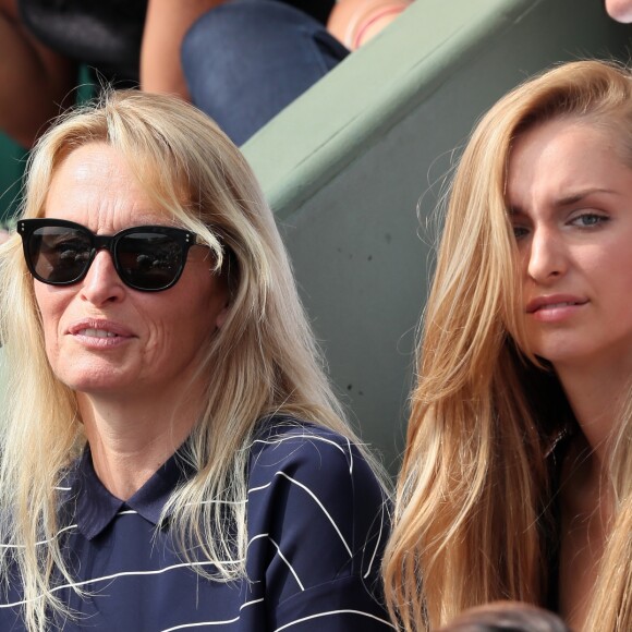 Estelle Lefebure et sa fille Emma Smet dans les tribunes des internationaux de tennis de Roland Garros à Paris, France, le 6 juin 2018. © Cyril Moreau/Bestimage