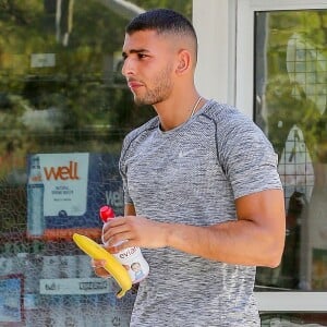 Exclusif - Younes Bendjima fait le plein dans une station service de Calabasas, le 24 juillet 2018.