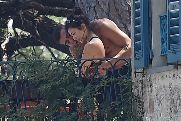 Exclusif - Kourtney Kardashian et son compagnon Younes Bendjima s'embrassent lors de leurs vacances à Portofino en Italie le 29 juin 2018.