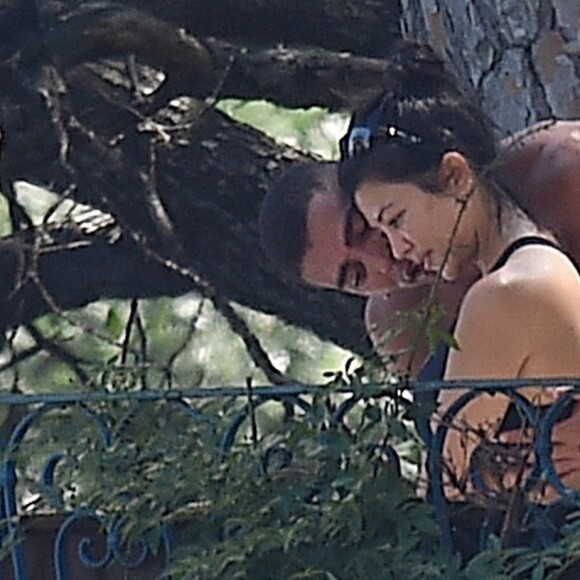 Exclusif - Kourtney Kardashian et son compagnon Younes Bendjima s'embrassent lors de leurs vacances à Portofino en Italie le 29 juin 2018.