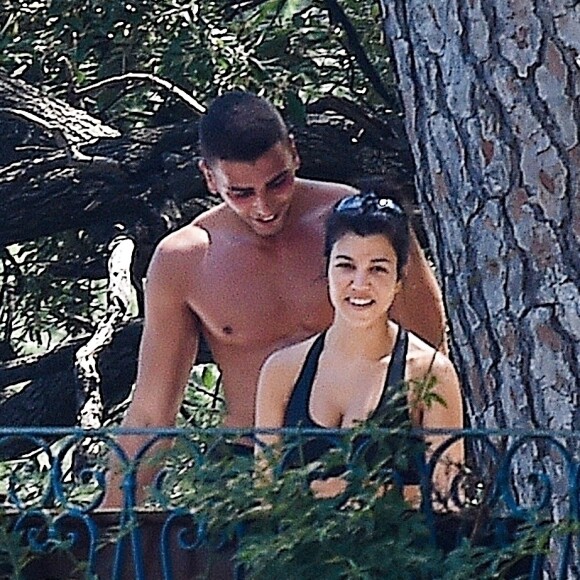 Exclusif - Kourtney Kardashian et son compagnon Younes Bendjima s'embrassent lors de leurs vacances à Portofino en Italie le 29 juin 2018.