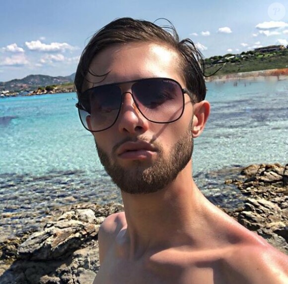 Tarek Benattia à la plage en Sardaigne - Instagram, 11 juillet 2018