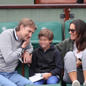 Elisa Tovati son mari Sébastien Saussez, leur fils Joseph dans les tribunes des internationaux de tennis de Roland Garros à Paris, jour 3, le 29 mai 2018.