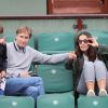Elisa Tovati son mari Sébastien Saussez, leur fils Joseph dans les tribunes des internationaux de tennis de Roland Garros à Paris, jour 3, le 29 mai 2018.