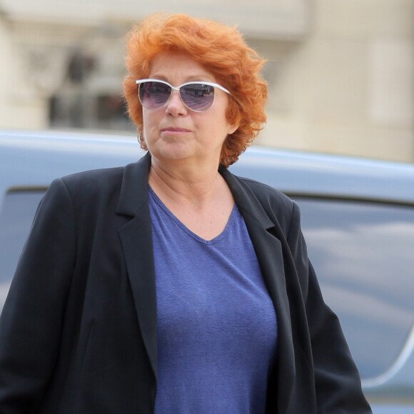 Véronique Genest - Obsèques de Pierre Grimblat au crématorium du Cimetière du Père-Lachaise à Paris le 7 juin 2016.