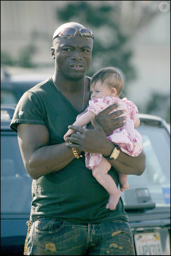 Seal et sa fille adoptive Leni à Los Angeles. Septembre 2004.