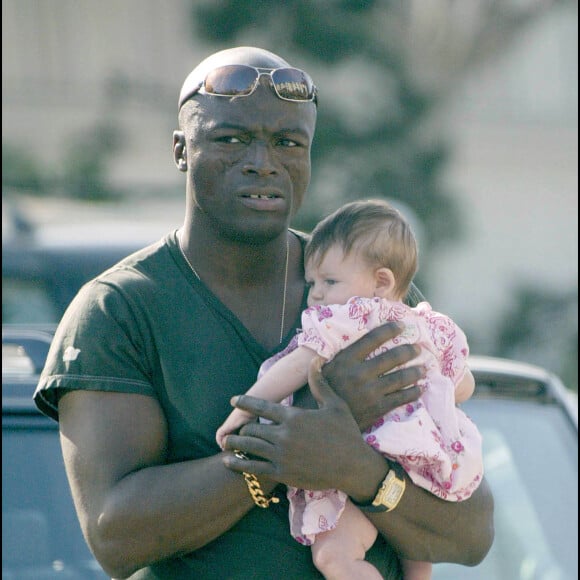 Seal et sa fille adoptive Leni à Los Angeles. Septembre 2004.