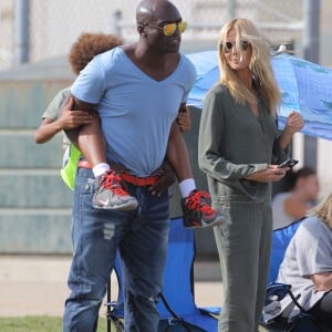 Heidi Klum et Seal se retrouvent pour soutenir leur fils Johan au football à Los Angeles le 24 octobre 2015.