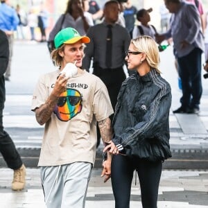 Justin Bieber et sa fiancée Hailey Baldwin sont allés à l'iPic Theater en amoureux et se sont arrêtés acheter des boissons à emporter à New York, le 13 août 2018.