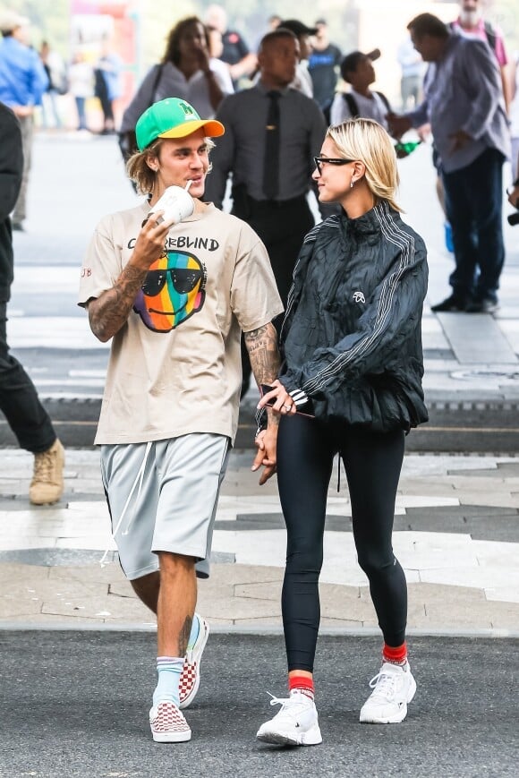 Justin Bieber et sa fiancée Hailey Baldwin sont allés à l'iPic Theater en amoureux et se sont arrêtés acheter des boissons à emporter à New York, le 13 août 2018.