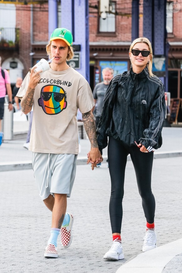 Justin Bieber et sa fiancée Hailey Baldwin sont allés à l'iPic Theater en amoureux et se sont arrêtés acheter des boissons à emporter à New York, le 13 août 2018.