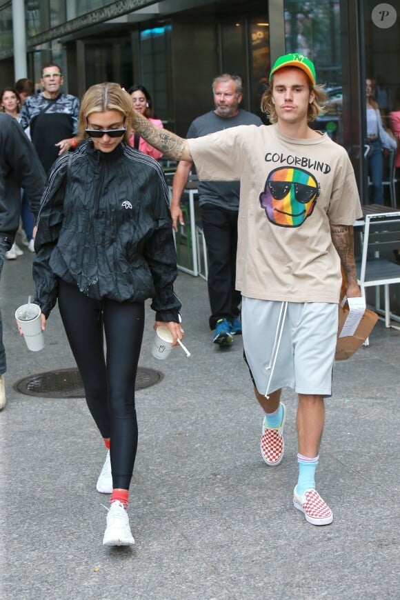 Justin Bieber et sa fiancée Hailey Baldwin sont allés à l'iPic Theater en amoureux et se sont arrêtés acheter des boissons à emporter à New York, le 13 août 2018.