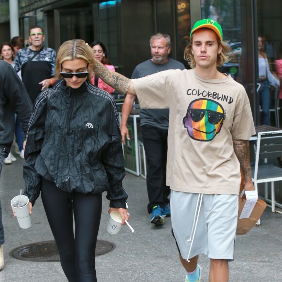 Justin Bieber et sa fiancée Hailey Baldwin sont allés à l'iPic Theater en amoureux et se sont arrêtés acheter des boissons à emporter à New York, le 13 août 2018.