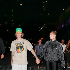 Justin Bieber et sa fiancée Hailey Baldwin sont allés à l'iPic Theater en amoureux et se sont arrêtés acheter des boissons à emporter à New York, le 13 août 2018.