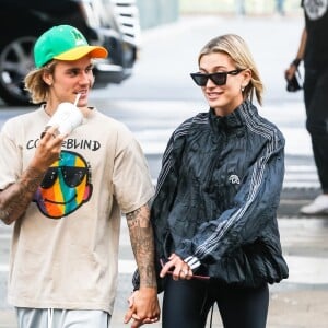 Justin Bieber et sa fiancée Hailey Baldwin sont allés à l'iPic Theater en amoureux et se sont arrêtés acheter des boissons à emporter à New York, le 13 août 2018.