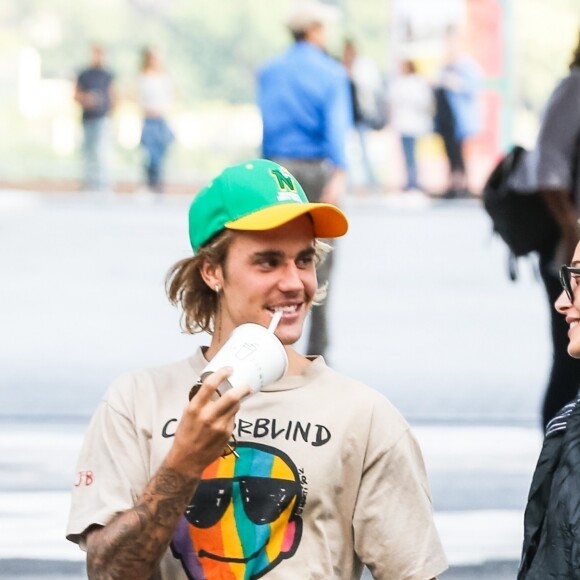 Justin Bieber et sa fiancée Hailey Baldwin sont allés à l'iPic Theater en amoureux et se sont arrêtés acheter des boissons à emporter à New York, le 13 août 2018.