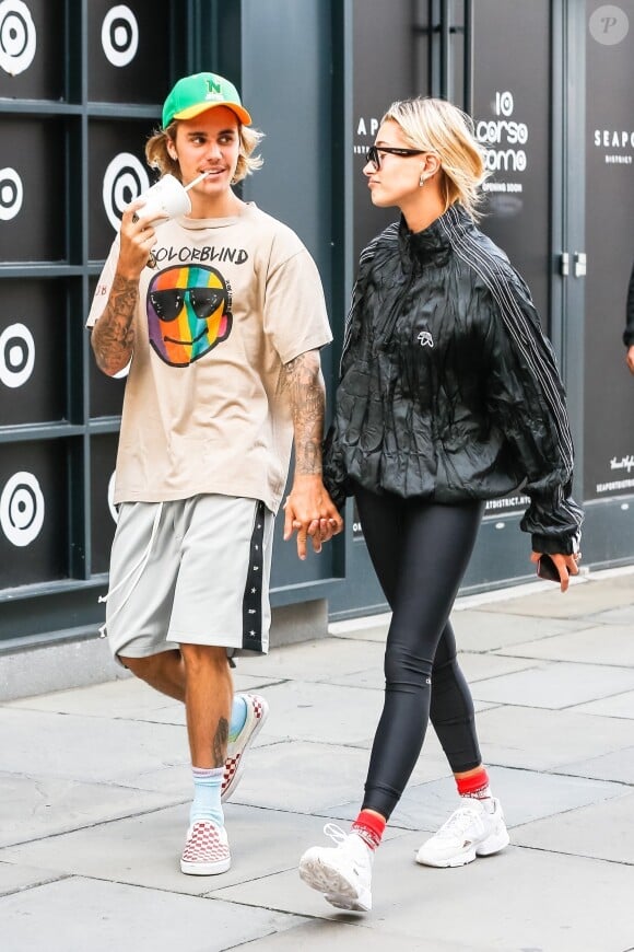 Justin Bieber et sa fiancée Hailey Baldwin sont allés à l'iPic Theater en amoureux et se sont arrêtés acheter des boissons à emporter à New York, le 13 août 2018.