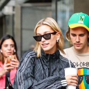 Justin Bieber et sa fiancée Hailey Baldwin sont allés à l'iPic Theater en amoureux et se sont arrêtés acheter des boissons à emporter à New York, le 13 août 2018.