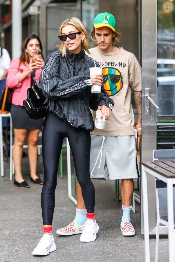 Justin Bieber et sa fiancée Hailey Baldwin sont allés à l'iPic Theater en amoureux et se sont arrêtés acheter des boissons à emporter à New York, le 13 août 2018.