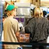 Justin Bieber et sa fiancée Hailey Baldwin sont allés à l'iPic Theater en amoureux et se sont arrêtés acheter des boissons à emporter à New York, le 13 août 2018.