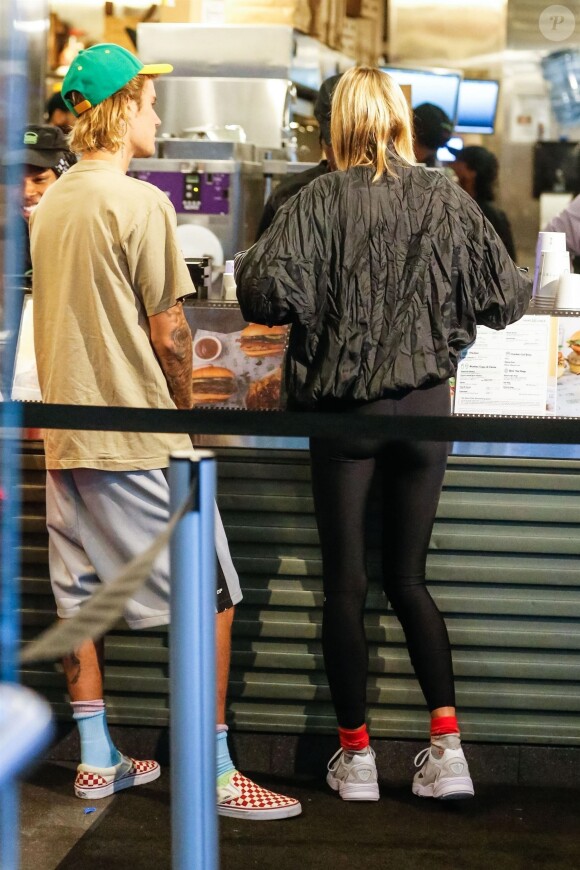 Justin Bieber et sa fiancée Hailey Baldwin sont allés à l'iPic Theater en amoureux et se sont arrêtés acheter des boissons à emporter à New York, le 13 août 2018.