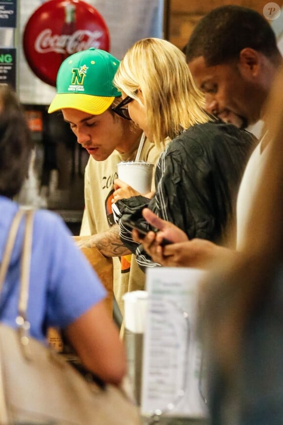 Justin Bieber et sa fiancée Hailey Baldwin sont allés à l'iPic Theater en amoureux et se sont arrêtés acheter des boissons à emporter à New York, le 13 août 2018.