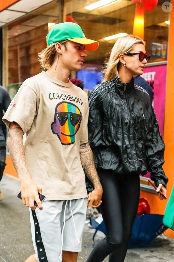 Justin Bieber et sa fiancée Hailey Baldwin sont allés à l'iPic Theater en amoureux et se sont arrêtés acheter des boissons à emporter à New York, le 13 août 2018.