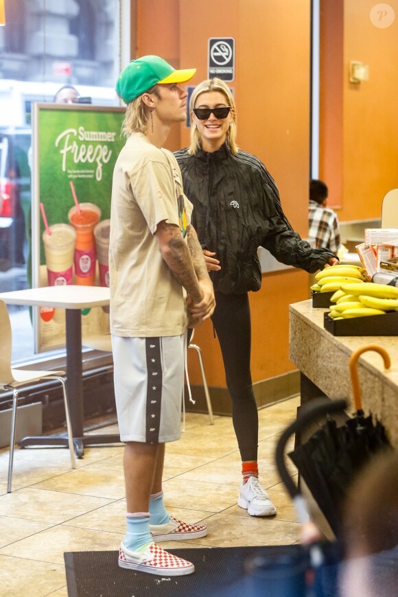 Justin Bieber et sa fiancée Hailey Baldwin sont allés à l'iPic Theater en amoureux et se sont arrêtés acheter des boissons à emporter à New York, le 13 août 2018.