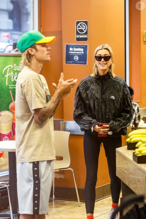 Justin Bieber et sa fiancée Hailey Baldwin sont allés à l'iPic Theater en amoureux et se sont arrêtés acheter des boissons à emporter à New York, le 13 août 2018.