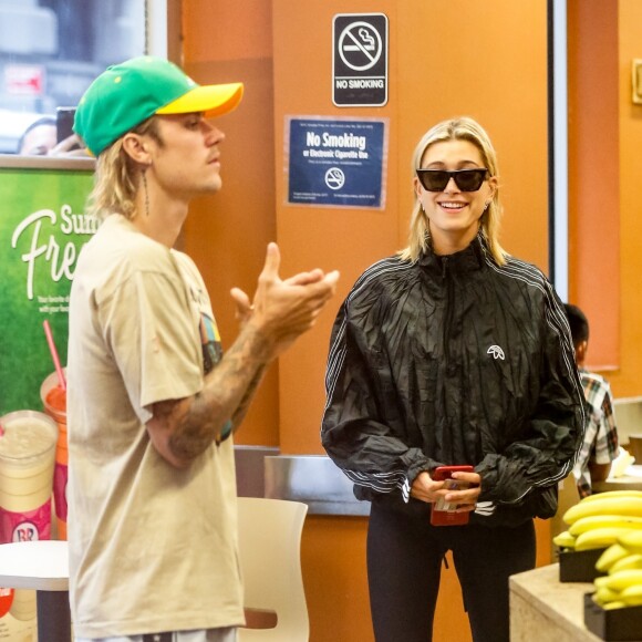 Justin Bieber et sa fiancée Hailey Baldwin sont allés à l'iPic Theater en amoureux et se sont arrêtés acheter des boissons à emporter à New York, le 13 août 2018.