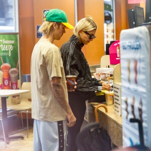 Justin Bieber et sa fiancée Hailey Baldwin sont allés à l'iPic Theater en amoureux et se sont arrêtés acheter des boissons à emporter à New York, le 13 août 2018.