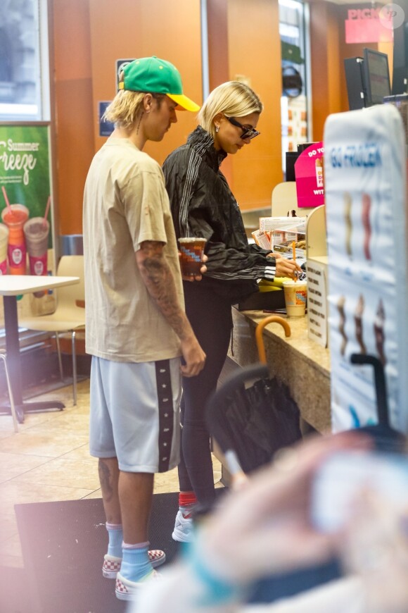 Justin Bieber et sa fiancée Hailey Baldwin sont allés à l'iPic Theater en amoureux et se sont arrêtés acheter des boissons à emporter à New York, le 13 août 2018.