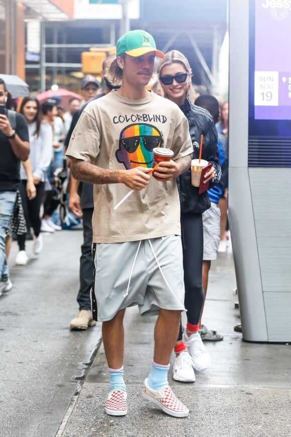 Justin Bieber et sa fiancée Hailey Baldwin sont allés à l'iPic Theater en amoureux et se sont arrêtés acheter des boissons à emporter à New York, le 13 août 2018.