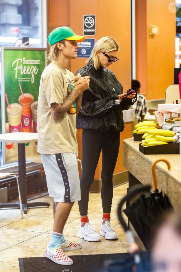 Justin Bieber et sa fiancée Hailey Baldwin sont allés à l'iPic Theater en amoureux et se sont arrêtés acheter des boissons à emporter à New York, le 13 août 2018.