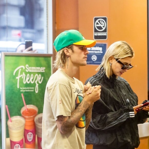 Justin Bieber et sa fiancée Hailey Baldwin sont allés à l'iPic Theater en amoureux et se sont arrêtés acheter des boissons à emporter à New York, le 13 août 2018.