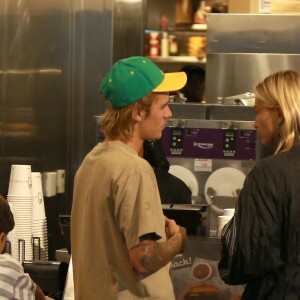 Justin Bieber et sa fiancée Hailey Baldwin sont allés à l'iPic Theater en amoureux et se sont arrêtés acheter des boissons à emporter à New York, le 13 août 2018.