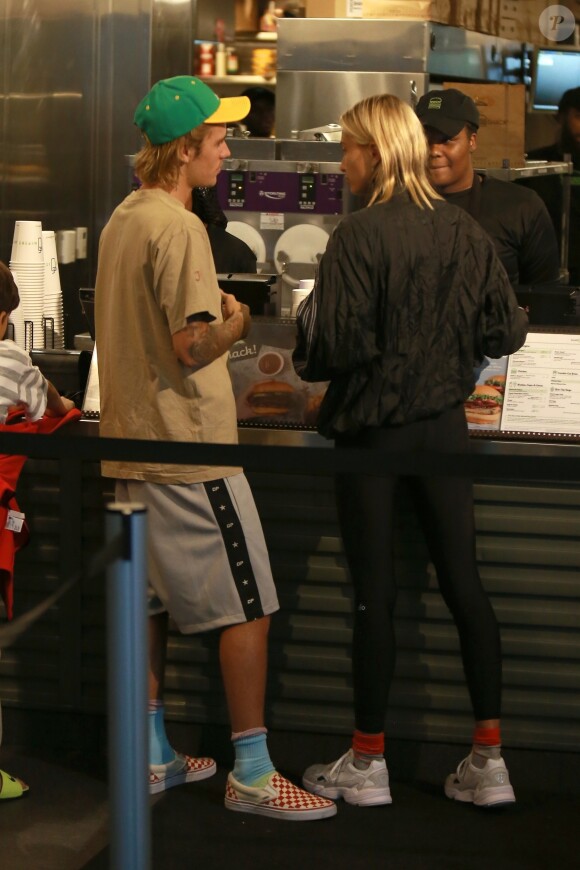 Justin Bieber et sa fiancée Hailey Baldwin sont allés à l'iPic Theater en amoureux et se sont arrêtés acheter des boissons à emporter à New York, le 13 août 2018.