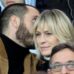 Robin Wright et son compagnon Clément Giraudet assistent au huitième de finale retour de Ligue des Champion, du Paris Saint-Germain contre le Real Madrid au Parc des Princes à Paris le 6 mars 2018. © Cyril Moreau/Bestimage