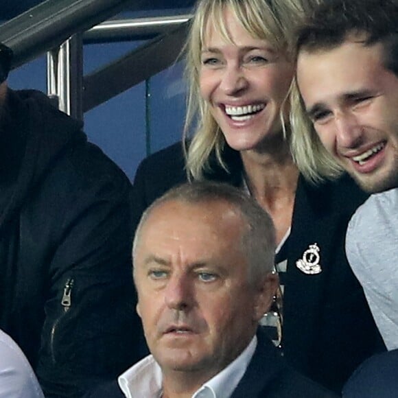 Robin Wright et son fils Hopper Jack et son nouveau compagnon Clement Giraudet ( directeur des relations VIP chez Saint-Laurent) assistent au match de Champions League "PSG - Bayern Munich (3-0)" au Parc des Princes à Paris, le 27 septembre 2017. © Cyril Moreau/Bestimage